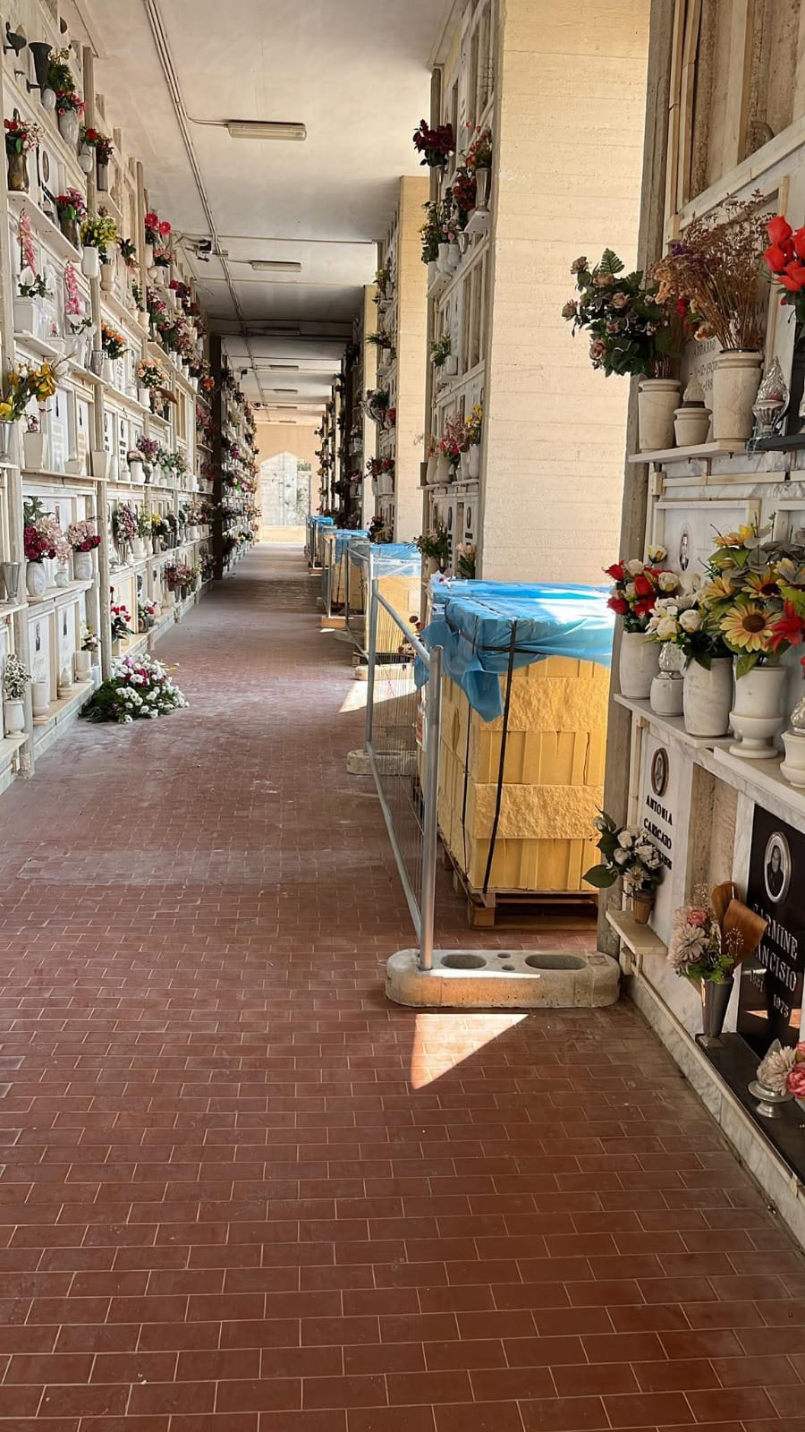 Murati i balconcini del cimitero: cittadini sul piede di guerra