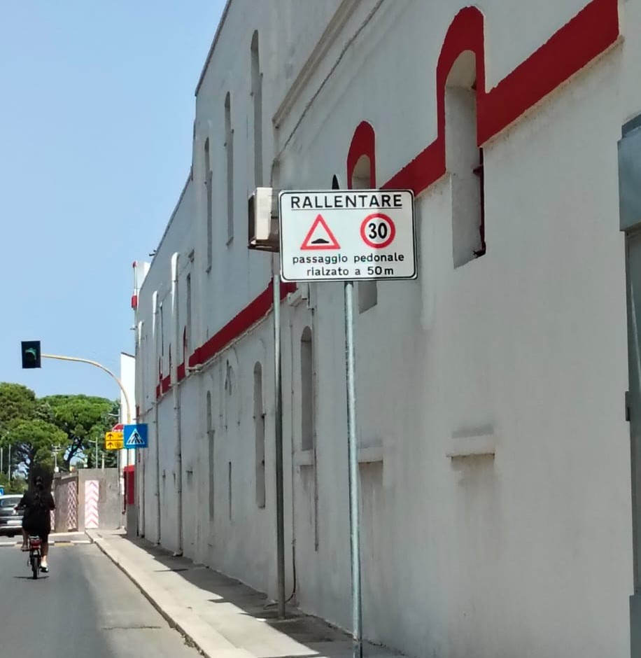 Limiti e attraversamenti su via F.lli Capurso, all’incrocio invece sicurezza zero
